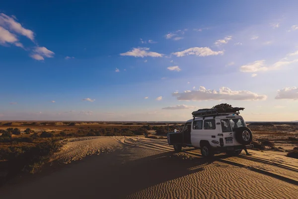 Beyaz Çöl Koruma Alanındaki Güzel Kum Formasyonları Arasındaki Macera 4x4 Arabası, Mısır 'ın Farafra Oasis kentindeki Ulusal Park' tır.
