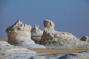 Beyaz Çöl Kum oluşumları, Mısır 'ın Farafra vahasındaki iki Sfenks' e benziyor.