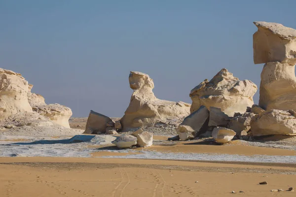 Weiße Wüstensandformationen Sehen Aus Wie Zwei Sphinx Der Oase Farafra — Stockfoto