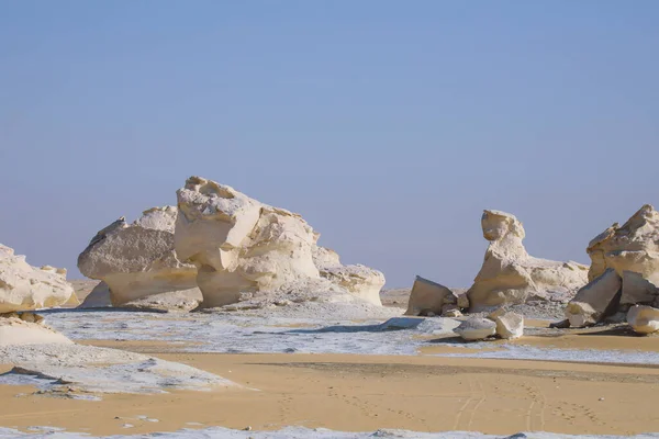 Белые Песчаные Формации Пустыни Выглядят Два Сфинкса Оазисе Фарафры Египет — стоковое фото