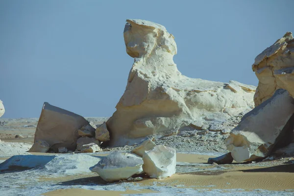 Weiße Wüstensandformationen Sehen Aus Wie Zwei Sphinx Der Oase Farafra — Stockfoto