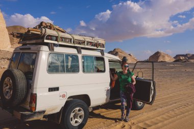 Sahra Farafra Oasis, Mısır 'daki Beyaz Çöl Korunmuş Bölgesindeki Turistin Resmi