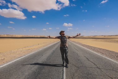 Sahra Farafra Oasis, Mısır 'daki Beyaz Çöl Korunmuş Bölgesindeki Turistin Resmi