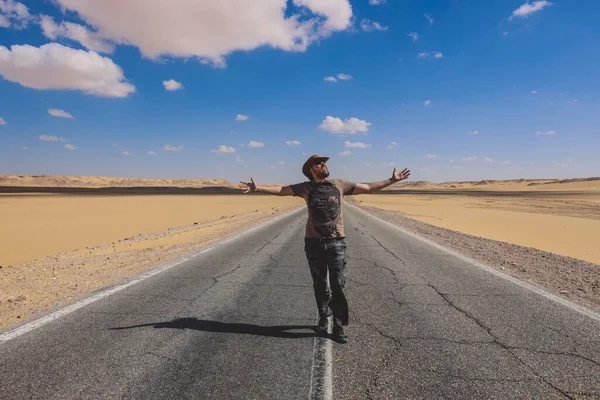 Sahra Farafra Oasis, Mısır 'daki Beyaz Çöl Korunmuş Bölgesindeki Turistin Resmi