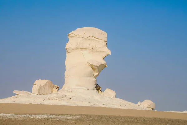 白い砂漠保護地域での幻想的なサンディ形成は エジプトのファラフラオアシスの国立公園です — ストック写真