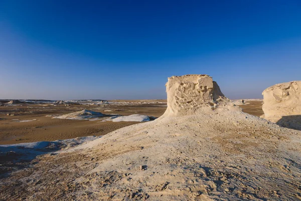 白い砂漠保護地域での幻想的なサンディ形成は エジプトのファラフラオアシスの国立公園です — ストック写真