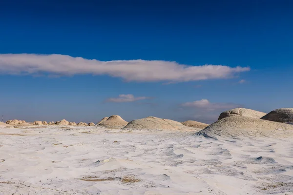 白色沙漠保护区的桑迪山是埃及法拉夫绿洲的国家公园 — 图库照片
