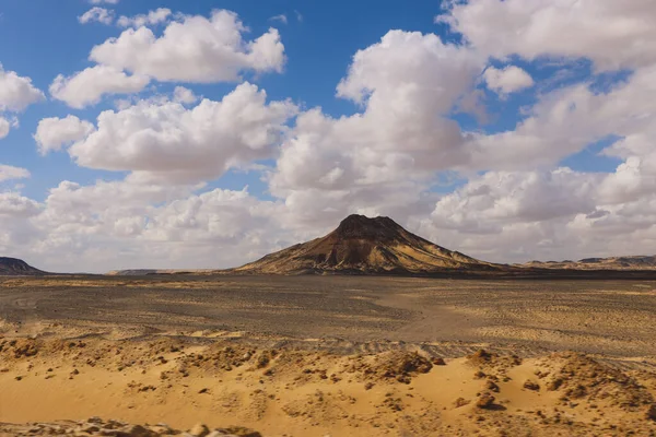 黑色沙漠中的桑地山全景是埃及法拉夫拉绿洲的国家公园 — 图库照片