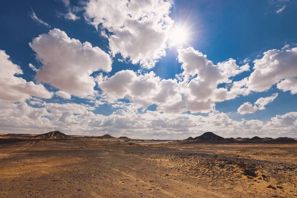 黑色沙漠中的桑地山全景是埃及法拉夫拉绿洲的国家公园 — 图库照片