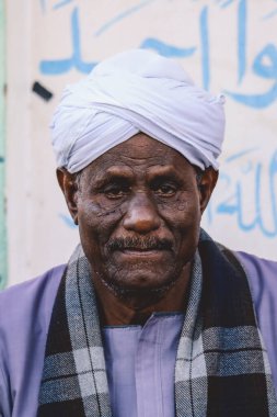 Luxor, Mısır - 07 Kasım 2021: Geleneksel Giysiler İçinde Yerel Mısırlı Yaşlı Adamın Portresi