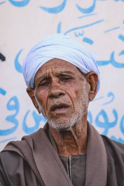 Luxor, Mısır - 07 Kasım 2021: Geleneksel Giysiler İçinde Yerel Mısırlı Yaşlı Adamın Portresi