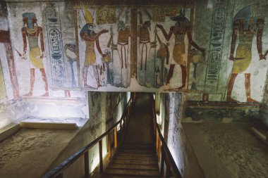Luxor, Mısır - 08 Kasım 2021: Krallar Vadisi 'ndeki Firavun Mezarı' ndaki hiyeroglifler ve diğer tablolar eşliğinde Koridor ve Duvarlara Görkemli İç Görünüm