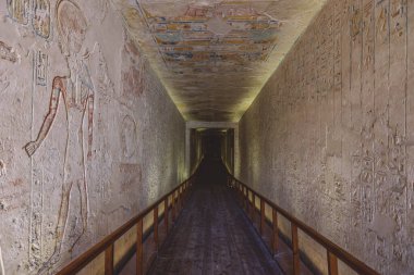 Luxor, Mısır - 08 Kasım 2021: Krallar Vadisi 'ndeki Firavun Mezarı' ndaki hiyeroglifler ve diğer tablolar eşliğinde Koridor ve Duvarlara Görkemli İç Görünüm