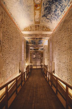 Luxor, Mısır - 08 Kasım 2021: Krallar Vadisi 'ndeki Firavun Mezarı' ndaki hiyeroglifler ve diğer tablolar eşliğinde Koridor ve Duvarlara Görkemli İç Görünüm