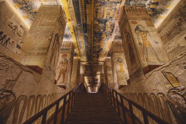 Luxor, Mısır - 08 Kasım 2021: Krallar Vadisi 'ndeki Firavun Mezarı' ndaki hiyeroglifler ve diğer tablolar eşliğinde Koridor ve Duvarlara Görkemli İç Görünüm
