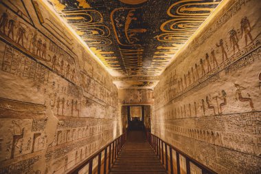 Luxor, Mısır - 08 Kasım 2021: Krallar Vadisi 'ndeki Firavun Mezarı' ndaki hiyeroglifler ve diğer tablolar eşliğinde Koridor ve Duvarlara Görkemli İç Görünüm