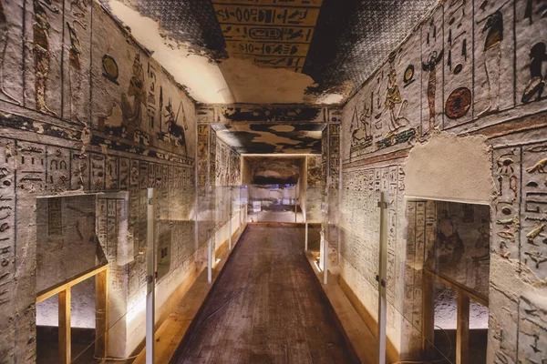 Luxor Egypt Listopad 2021 Majestic Interior View Corridor Wall Hieroglyphics — Stock fotografie