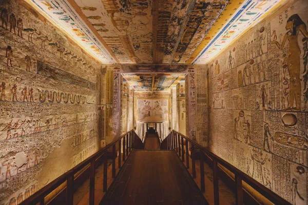 2021年11月8日 埃及卢克索 王谷的法老墓中 用象形文字和其他绘画的宏伟的内部走廊和城墙景观 — 图库照片