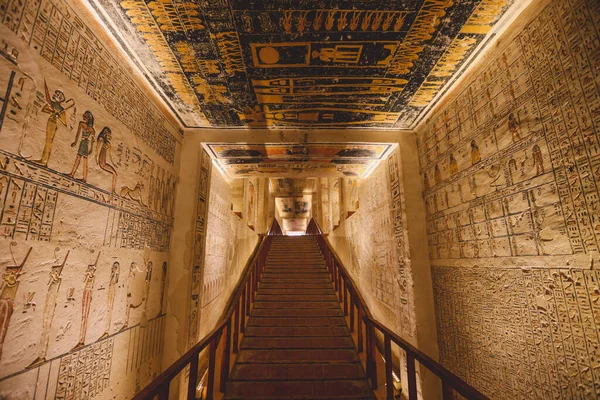Luxor, Mısır - 08 Kasım 2021: Krallar Vadisi 'ndeki Firavun Mezarı' ndaki hiyeroglifler ve diğer tablolar eşliğinde Koridor ve Duvarlara Görkemli İç Görünüm