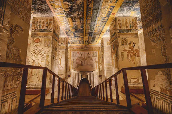 Luxor, Mısır - 08 Kasım 2021: Krallar Vadisi 'ndeki Firavun Mezarı' ndaki hiyeroglifler ve diğer tablolar eşliğinde Koridor ve Duvarlara Görkemli İç Görünüm