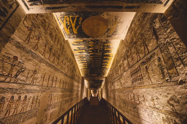 Луксор Египет Ноября 2021 Года Величественный Вид Внутренний Коридор Стены — стоковое фото