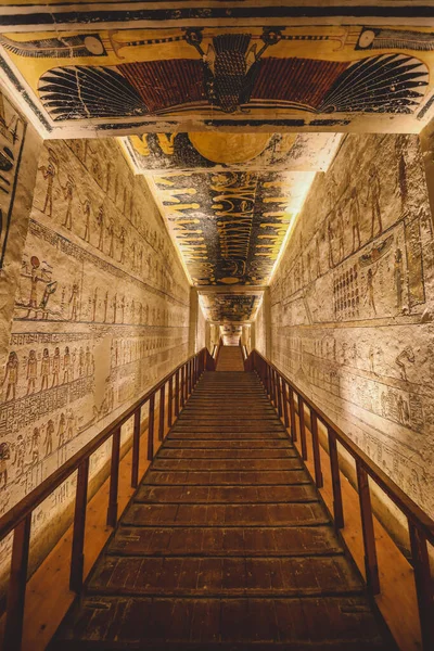 2021年11月8日 埃及卢克索 王谷的法老墓中 用象形文字和其他绘画的宏伟的内部走廊和城墙景观 — 图库照片