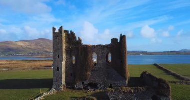 Balycarbery Kalesi 'nin havadan görünüşü