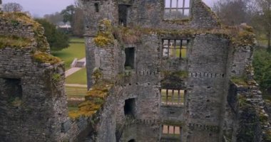 İrlanda 'daki Mellow Castle harabeleri