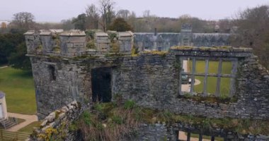 İrlanda 'daki Mellow Castle harabeleri