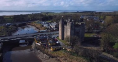 İrlanda 'daki Bunratty Kalesi Havadan Görünümü