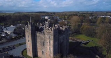 İrlanda 'daki Bunratty Kalesi Havadan Görünümü