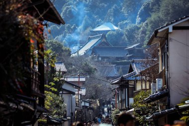 Japonya 'nın Miyajima Adası' ndaki Itsukushima caddelerinin güzel şehir manzarası.