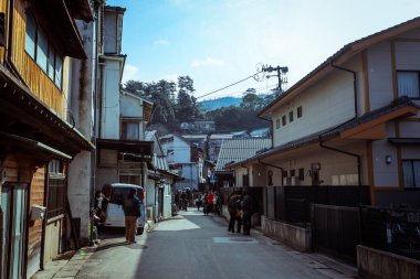 Japonya 'nın Miyajima Adası' ndaki Itsukushima caddelerinin güzel şehir manzarası.