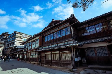 Japonya 'nın Miyajima Adası' ndaki Itsukushima caddelerinin güzel şehir manzarası.