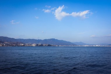 Miyajima, Japonya - 02 Ocak 2020: Itsukushima Adası 'nın Feribot Sahili Panoramik Manzarası