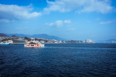 Miyajima, Japonya - 02 Ocak 2020: Feribot Itsukushima Tapınağına