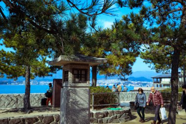 Miyajima, Japonya - 02 Ocak 2020: Yürüyen Turistlerin ve İtsukushima sokaklarının manzarası