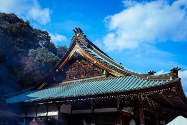 Miyajima, Japonya - 02 Ocak 2020: Yürüyen Turistlerin ve İtsukushima sokaklarının manzarası