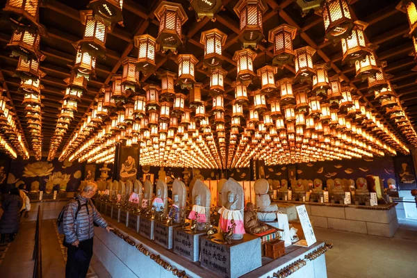 Miyajima Japan Januari 2020 Stadsgezicht Van Wandelende Toeristen Itsukushima Straten — Stockfoto