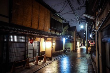 Kyoto, Japonya - 3 Ocak 2020: Gion Bölgesi 'nin boş sokakları