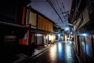 Kyoto, Japonya - 3 Ocak 2020: Gion Bölgesi 'nin boş sokakları