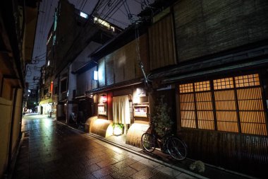 Kyoto, Japonya - 3 Ocak 2020: Gion Bölgesi 'nin boş sokakları