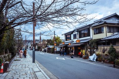 Arashiyama, Japonya - 3 Ocak 2020: Bambu Ormanı yakınlarındaki Şehir Sokakları Görünümü