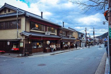 Arashiyama, Japonya - 3 Ocak 2020: Bambu Ormanı yakınlarındaki Şehir Sokakları Görünümü