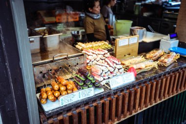 Arashiyama, Japonya - 3 Ocak 2020: Bambu Ormanı yakınlarındaki Şehir Sokakları Görünümü