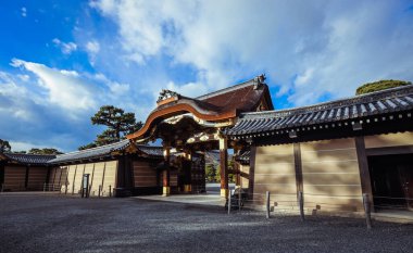 Kyoto, Japonya - 08 Ocak 2020: Ağaçların İçindeki Nijo Kalesi 'nin ana binasına bakın