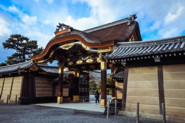 Kyoto, Japonya - 08 Ocak 2020: Ağaçların İçindeki Nijo Kalesi 'nin ana binasına bakın