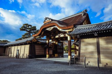 Kyoto, Japonya - 08 Ocak 2020: Ağaçların İçindeki Nijo Kalesi 'nin ana binasına bakın
