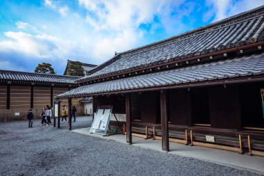 Kyoto, Japonya - 08 Ocak 2020: Ağaçların İçindeki Nijo Kalesi 'nin ana binasına bakın