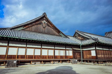 Kyoto, Japonya - 08 Ocak 2020: Ağaçların İçindeki Nijo Kalesi 'nin ana binasına bakın